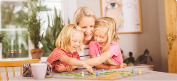 Nanny, barnvakt, barnflicka — barnpassning med lek tillsammans med barnen