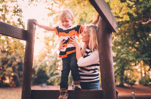Lek på lekplats med barnflicka, barnvakt, barnpassning, nanny, myNanny