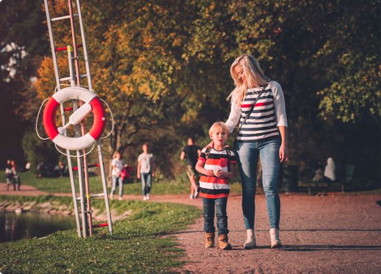 Trygg barnvakt, barnflicka, barnpassning, nanny, myNanny promenerar i parken