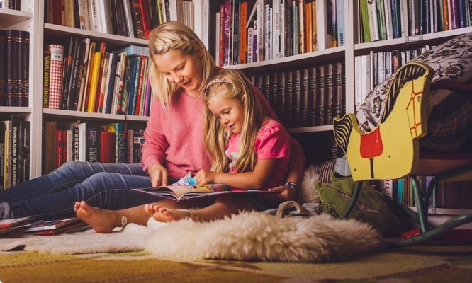 Barnvakt, barnflicka, barnpassning, nanny, myNanny läser bok för barn
