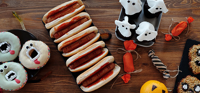 Tips på hur du gör barnrätten korv med bröd läskig på Halloween. 