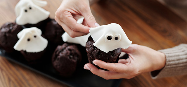 Chokladmuffins är mat som barn gillar på Halloween. 
