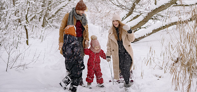 En familj på en vinterpromenad.