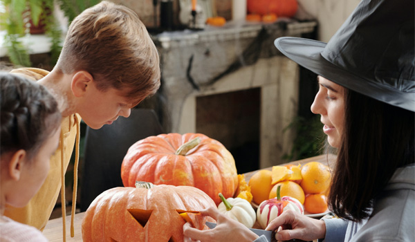 Barnvakt som hjälper till på Halloween