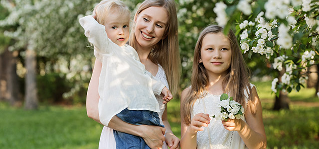 Ansvarsfull och utbildad barnvakt i parken